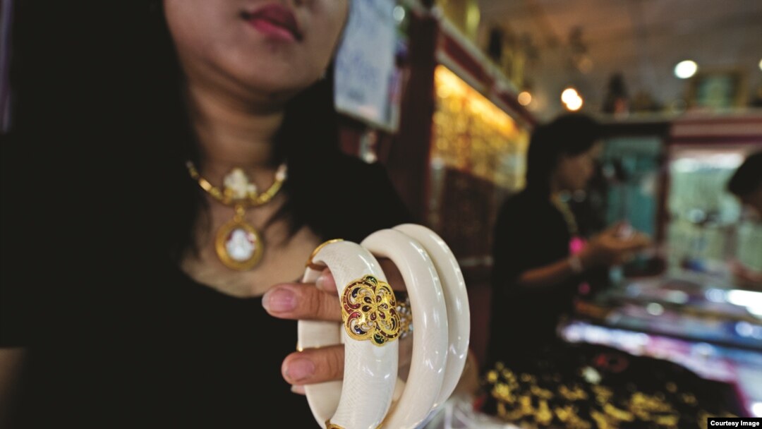 Ivory bracelets on sale in Tha Phrachan market, Thailand. (Courtesy TRAFFIC)