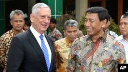 U.S. Defense Secretary Jim Mattis, left, smiles with Indonesian Coordinating Minister for Politics, Security and Law Wiranto after a meeting in Jakarta, Indonesia, Jan. 23, 2018. 