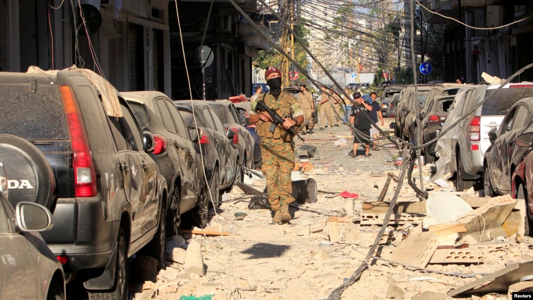 Anggota pasukan keamanan Lebanon melewati puing-puing dekat lokasi terjadinya ledakan di Beirut (5/8). 