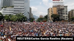 Pristalice Huana Guaida (Foto: REUTERS/Carlos Garcia Rawlins)