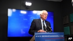 Kandidat calon presiden Partai Demokrat Bernie Sanders bersiap untuk berbicara dalam video kepada para pendukung di Burlington, Vermont (16/6). 