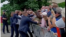 Francuski predsednik Emanuel Makron ošamaren je tokom obilaska jednog mesta na jugu Francuske, 8. jun 2021. godine (Foto: BFMTV via Rojters TV)