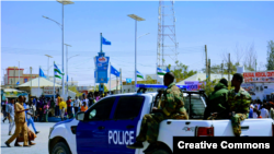 Une voiture de police patrouille à Garowe, la capitale régionale du Puntland. 