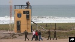 En la imagen, una garita de la Armada de Chile cerca de la frontera con Perú.