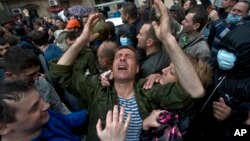 خوشحالی یکی از افراد آزاد شده، در پی حمله معترضان طرفدار روسیه به پایگاه پلیس در اودسا، ۱۴ اردیبهشت ۱۳۹۳
