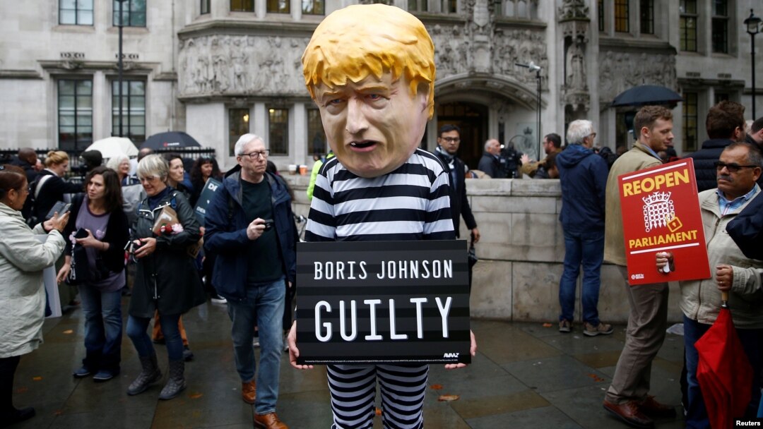 Seorang pengunjuk rasa berdiri di luar Mahkamah Agung Inggris setelah sidang dengar pendapat Perdana Menteri Boris Johnson di parlemen menjelang Brexit, di London, 24 September 2019.