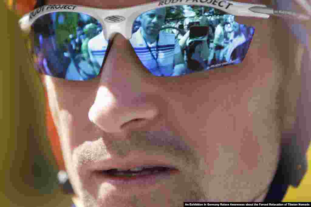 Le 14 Juillet&nbsp;2008, Denis Menchov de la Russie passe une interviewe avant de la 10ème étape de la course cycliste du Tour de France entre Pau et Hautacam, sud de la France.