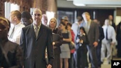 Paul Fuller (L) stands in line along with many others to enter a job fair in Independence, Ohio, August 16, 2011. (file photo)