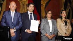La Asamblea Nacional de Ecuador eligió el martes 11 de diciembre de 2018 al economista Otto Sonnenholzner (segundo desde la izquierda) para reemplazar a la exvicepresidenta María Alejandra Vicuña, quien renunció tras acusaciones de corrupción.