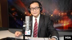 Presiden oposisi Kamboja dari Partai Penyelamatan Nasional, Sam Rainsy saat diinterview oleh VOA 4 Februari lalu (foto: dok).