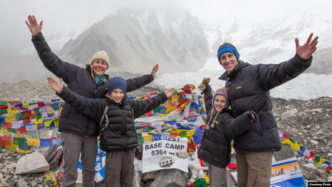 Keluarga Rivenbark dengan latar belakang Gunung Everest di Nepal, salah satu tempat yang mereka kunjungi dalam setahun tur dunia mereka. 