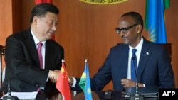 Le président chinois Xi Jinping (L) et le président rwandais Paul Kagame assistent à une réunion d'information à la maison d'État Urugwiru à Kigali, au Rwanda, le 23 juillet 2018.