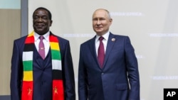 El presidente ruso Vladímir Putin, derecha, y el presidente de la República de Zimbabue, Emmerson Dambudzo Mnangagwa, posan en el marco de la cumbre Rusia-África en San Petersburgo, Rusia, el 27 de julio de 2023.