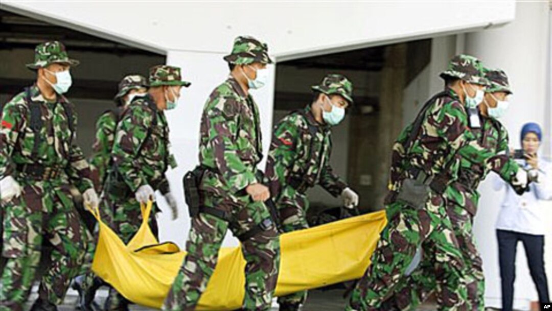 Indonesian soldiers carry a mock victim during a joint anti-terrorism exercise with Australia's elite unit SAS at the Bali International Airport, in Kuta, Indonesia, Sept 2010 (file photo)