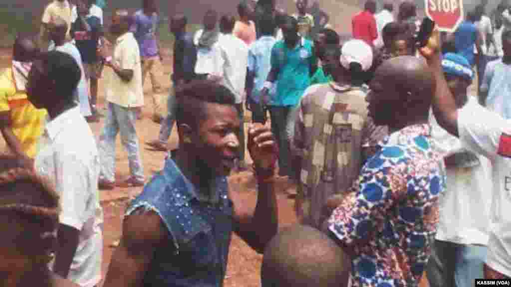 Manifestaion devant le tribunal dans la commune&nbsp;IV, Bamako, le 17 août, 2016. (VOA/Kassim Traoré)