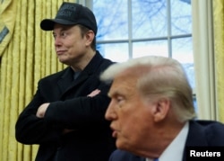 Elon Musk mendengarkan pidato Presiden AS Donald Trump di Ruang Oval Gedung Putih di Washington, D.C., AS, 11 Februari 2025. (Foto: Kevin Lamarque/Reuters)