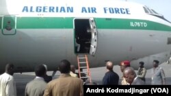 Une centaine d'immigrés sont montés à bord de l'avion Algerian Air force pour être renvoyés dans leur pays, au Tchad. (André Kodmadjingar/VOA)