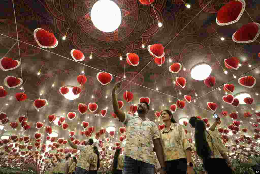 El museo Paradox, en Mumbai, India, también se vistió para la celebración. Una pareja posa para una selfie en un salón repleto de corazones rojos.