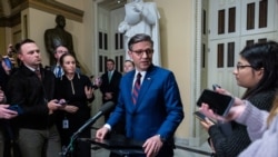 Ketua DPR AS Mike Johnson berbicara kepada awak media di Gedung Capitol, Washington, pada 19 Desember 2024. (Foto: Reuters/Anna Rose Layden)