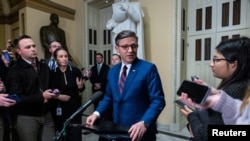 Ketua DPR AS Mike Johnson berbicara kepada awak media di Gedung Capitol, Washington, pada 19 Desember 2024. (Foto: Reuters/Anna Rose Layden)