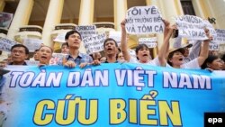 Người biểu tình với biểu ngữ kêu gọi 'cứu biển' Việt Nam trong cuộc biểu tình ở Hà Nội ngày 1/5/2016.