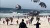 غزہ کی پٹی کے ساحلی علاقے میں امریکی طیاروں نے خوراک کے پارسل پیراشوٹس کے ساتھ باندھ کر گرائے ، جنہیں سنبھالنے کے لئے لوگ پیراشوٹس کی طرف دوڑ رہے ہیں۔ فوٹو اے پی بذریعہ اے ایف پی ٹی وی ، دو مارچ ، دو ہزار چوبیس
