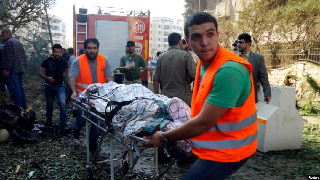 Petugas penyelamat Lebanon mengangkut korban ledakan di dekat Kedubes Iran di Beirut. Sedikitnya 23 orang tewas dalam 2 ledakan Selasa (19/11). 