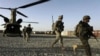 Soldados de la 101 División Aerotransportada y comandos del ejército de EE.UU. descienden de un helicóptero en la provincia de Kandahar, el 11 de septiembre de 2010.
