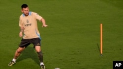 Lionel Messi entrena con su equipo, Argentina, antes de un partido de la Copa América, el lunes 17 de junio de 2024, en Kennesaw, Georgia. Argentina juega contra el equipo de Canadá el 20 de junio, en Atlanta.