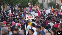 ARCHIVO - Manifestantes protestan contra la inseguridad del país, en Lima, Perú, el miércoles 23 de octubre de 2024.