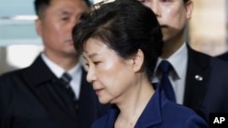 Ousted South Korean President Park Geun-hye arrives at the Seoul Central District Court for a hearing on a prosecutors' request for her arrest for corruption, in Seoul, South Korea, March 30, 2017.