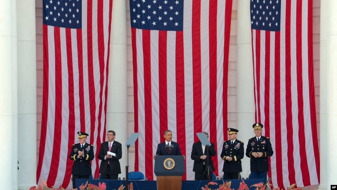 Presiden AS Barack Obama berbicara dalam upacara Memorial Day atau Hari Pahlawan di Taman Makam Nasional Arlington di Arlington, Virginia, 2015.