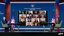 Presiden terpilih AS Joe Biden (kiri) dan Wakil Presiden terpilih AS Kamala Harris dalam rapat virtual dengan Dewan Penasihat Covid-19 di teater The Queen di Wilmington, Delaware, 9 November 2020. (Foto: Angela Weiss / AFP)