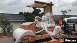 Replika mobil The Flinstone yang dihadiahkan Bupati Pahang, Tengku Abdullah Sultan Ahmad Shah kepada Sultan Ibrahim Sultan Iskandar, tampak di Johor Bahru, Malaysia, 17 Januari. (Foto: Kantor Media Kerajaan Johor via Reuters)