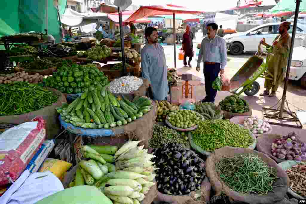 یک دکان سبزی فروشی در شهر اسلام آباد در پاکستان