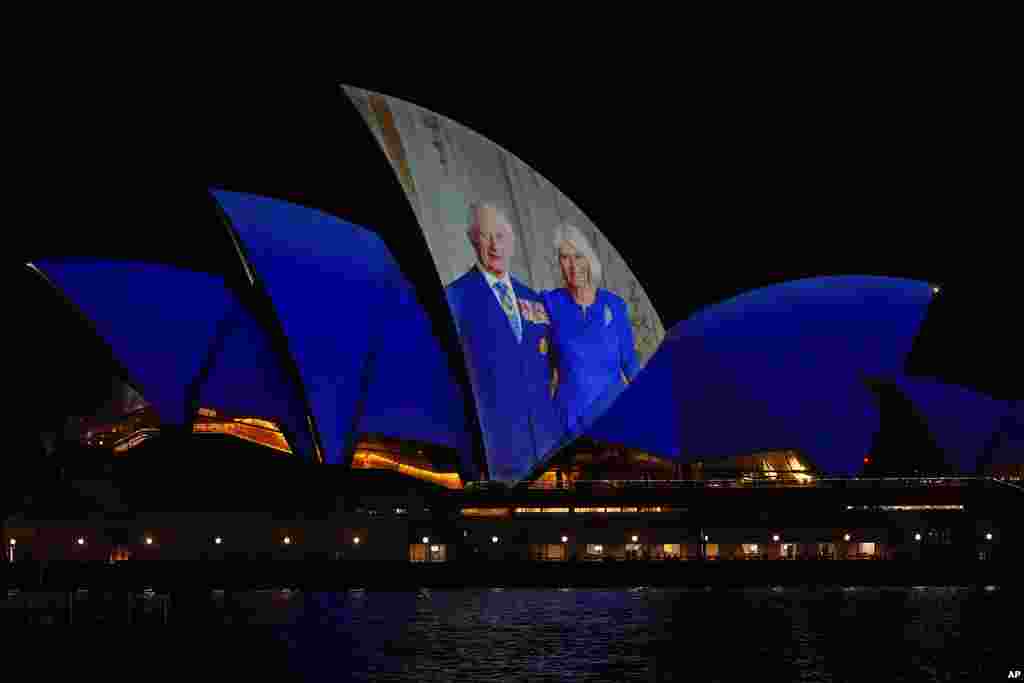 Layar Gedung &quot;Opera Sydney&quot; menampilkan foto Raja Charles dan Ratu Camilla dari Inggris segera setelah kedatangan mereka di Sydney, Australia. (AP)&nbsp;