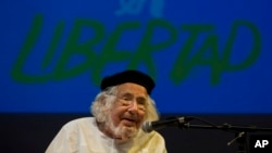 Ernesto Cardenal, poeta y sacerdote nicaragüense agradece al papa Francisco por haber puesto fin a una sanción impuesta en 1983.