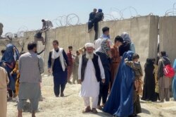 La gente intenta entrar en el aeropuerto internacional Hamid Karzai de Kabul, el lunes 16 de agosto de 2021.