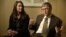 Melinda Gates escucha a su esposo Bill durante una entrevista en Nueva York sobre las nuevas metas para derrotar a la pobreza mundial.