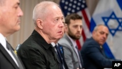 El ministro de Defensa israelí, Yoav Gallant, segundo desde la izquierda, se reúne con el secretario de Defensa, Lloyd Austin, en el Pentágono, el 26 de marzo de 2024, en Washington.