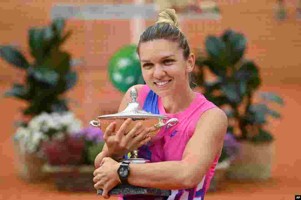 سیمونا هالپ تنیس باز ۲۸ ساله رومانی توانست در اوپن ایتالیا قهرمان بخش زنان شود. 