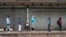 Des Sud-africains font la queue devant une épicerie à Johannesburg, le1er avril 2020. (AP Photo/Jerome Delay)