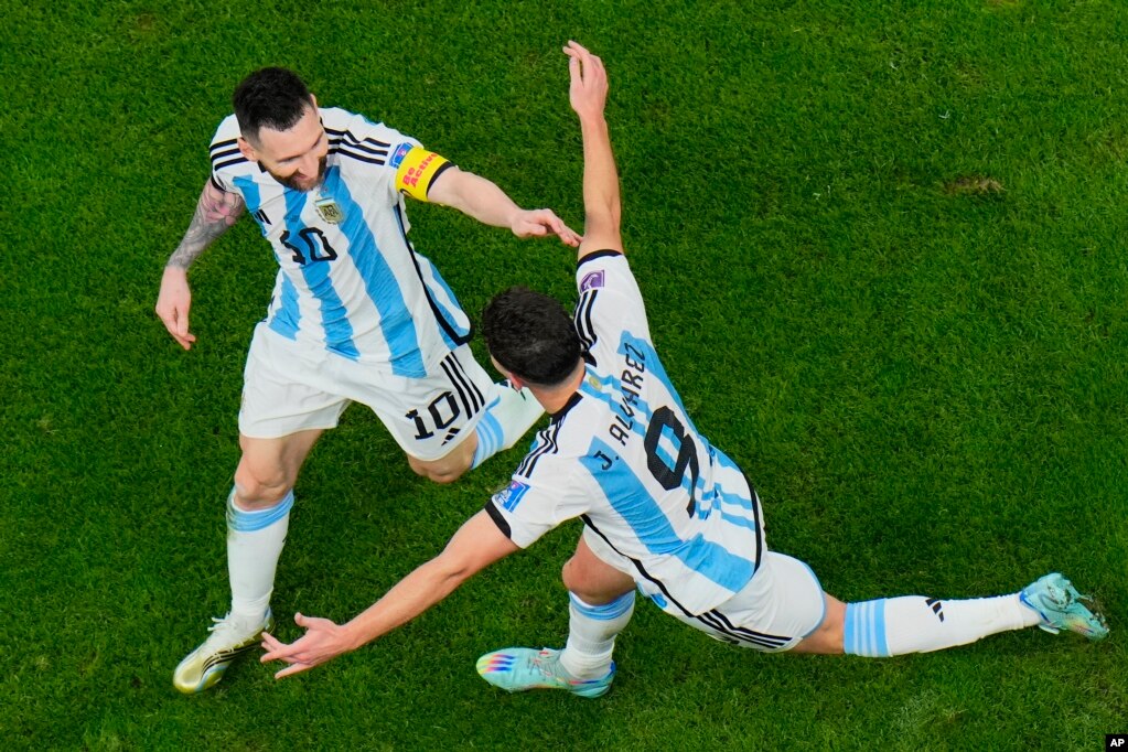 Lionel Messi de Argentina, quien anotó el primer gol de su equipo, a la izquierda, celebra con Julián Álvarez después de que Álvarez anotó el segundo gol de su equipo durante el partido de fútbol semifinal de la Copa Mundial entre Argentina y Croacia en el Estadio Lusail, en Qatar, el martes 13 de diciembre de 2022. (Foto AP/Hassan Ammar)