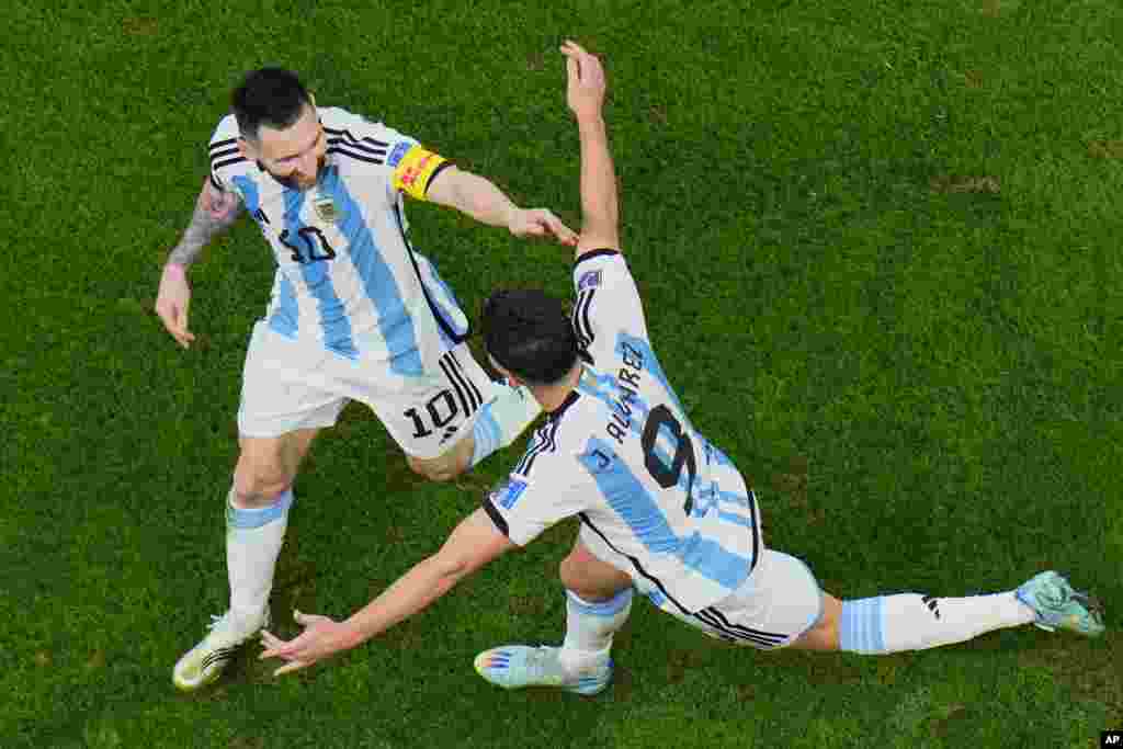 Lionel Messi de Argentina, quien anotó el primer gol de su equipo, a la izquierda, celebra con Julián Álvarez después de que Álvarez anotó el segundo gol de su equipo durante el partido de fútbol semifinal de la Copa Mundial entre Argentina y Croacia en el Estadio Lusail, en Qatar, el martes 13 de diciembre de 2022. (Foto AP/Hassan Ammar)