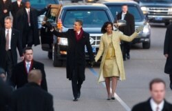 지난 2009년 1월 2일 바락 오바마 미국 대통령과 부인 미셸 여사가 워싱턴 연방의사당에서 취임식을 마친 후 백악관까지 이어진 퍼레이드 도중 전용차에서 내려 걸으며 거리의 시민들을 향해 손을 흔들고 있다.