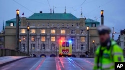 Hitna pomoć vozi prema zgradi Filozofskog fakulteta Karlovog univerziteta u centru Praga, Češka Republika, četvrtak, 21. decembra 2023. (AP Photo/Petr David Josek)