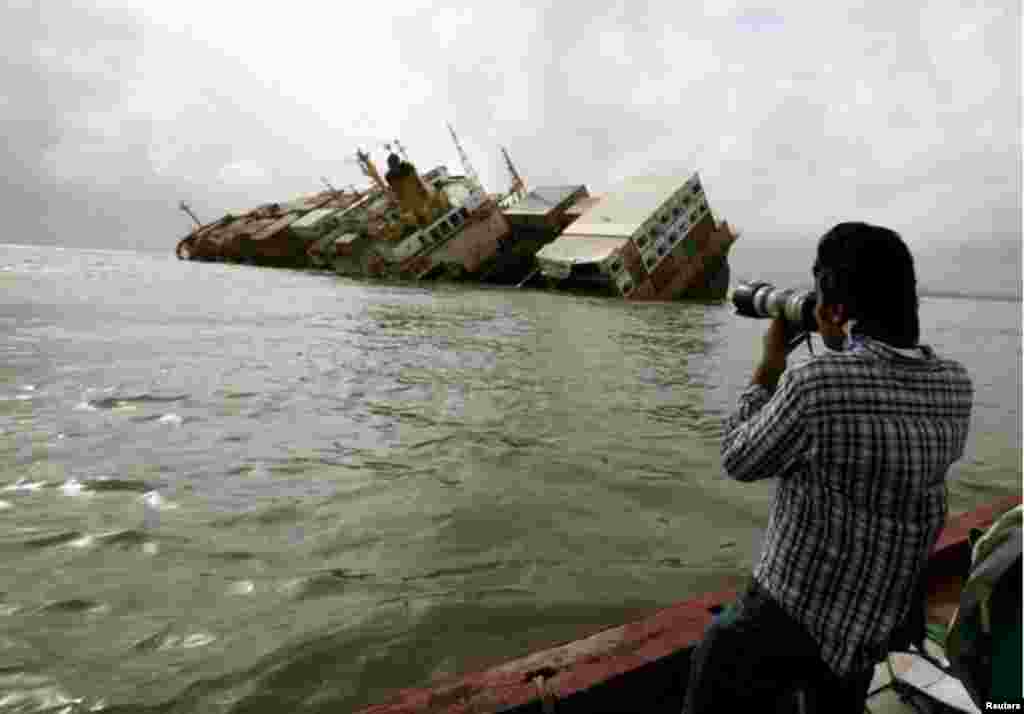 রয়টার্সের চিত্রগ্রাহক দানিশ সিদ্দিকী মুম্বাই উপকূলের অদূরে আরব সাগরে একটি ক্ষতিগ্রস্ত মাছ ধরার জাহাজ এমএসসি চিত্রা থেকে ছবি তুলছেন।