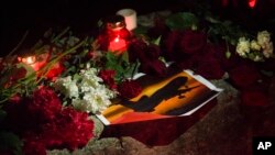 星期天晚上俄羅斯民眾來到俄羅斯城市索契的港口，用鮮花和燭光悼念圖－152飛機從索契起飛不久就墜入黑海而罹難的92位死難者。