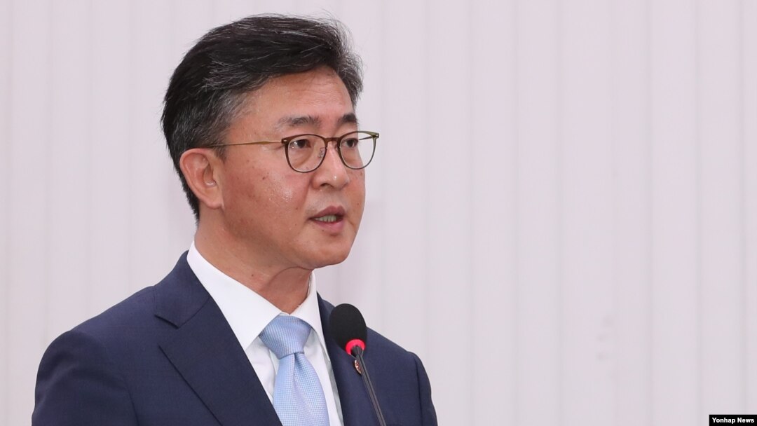 홍용표 한국 통일부 장관이 27일 국회에서 열린 외교통일위원회의 통일부 국정감사에서 업무보고를 하고 있다.