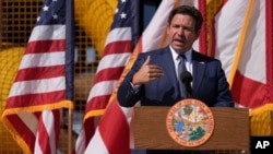 ARCHIVO - El gobernador de Florida, Ron DeSantis, habla en la Universidad Internacional de Florida, el miércoles 5 de febrero de 2025, en Miami. 